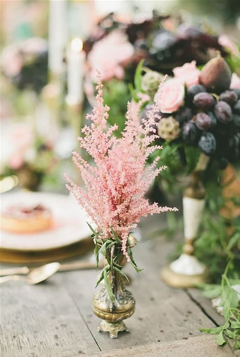 Decoración mesas del banquete de bodas con astilbe