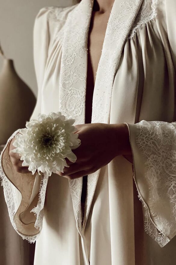 bata-novia-victoria-por-bridalada-03 Detalle de la bata de novia Victoria diseñada por Bridalada