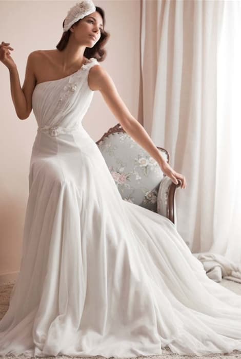 Tipos de escote en un vestido de novia: el asimétrico by Franco Quintáns