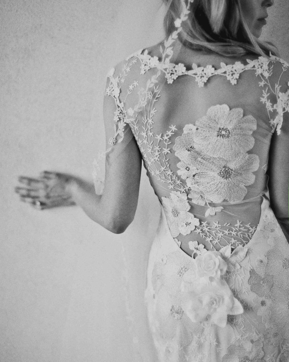 Vestido de novia con escote en la espalda bordado de Claire Pettibone