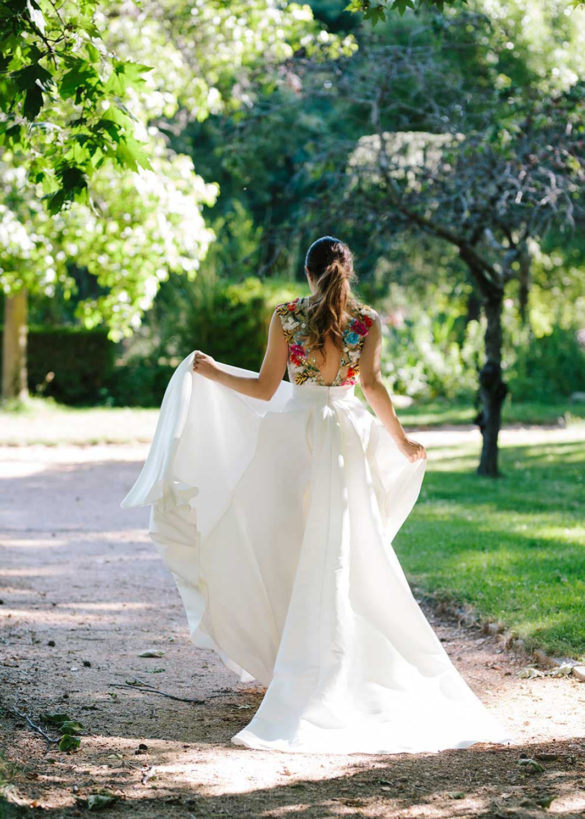 Vestido de novia bordado con flores en la espalda de Beba's colección 2021