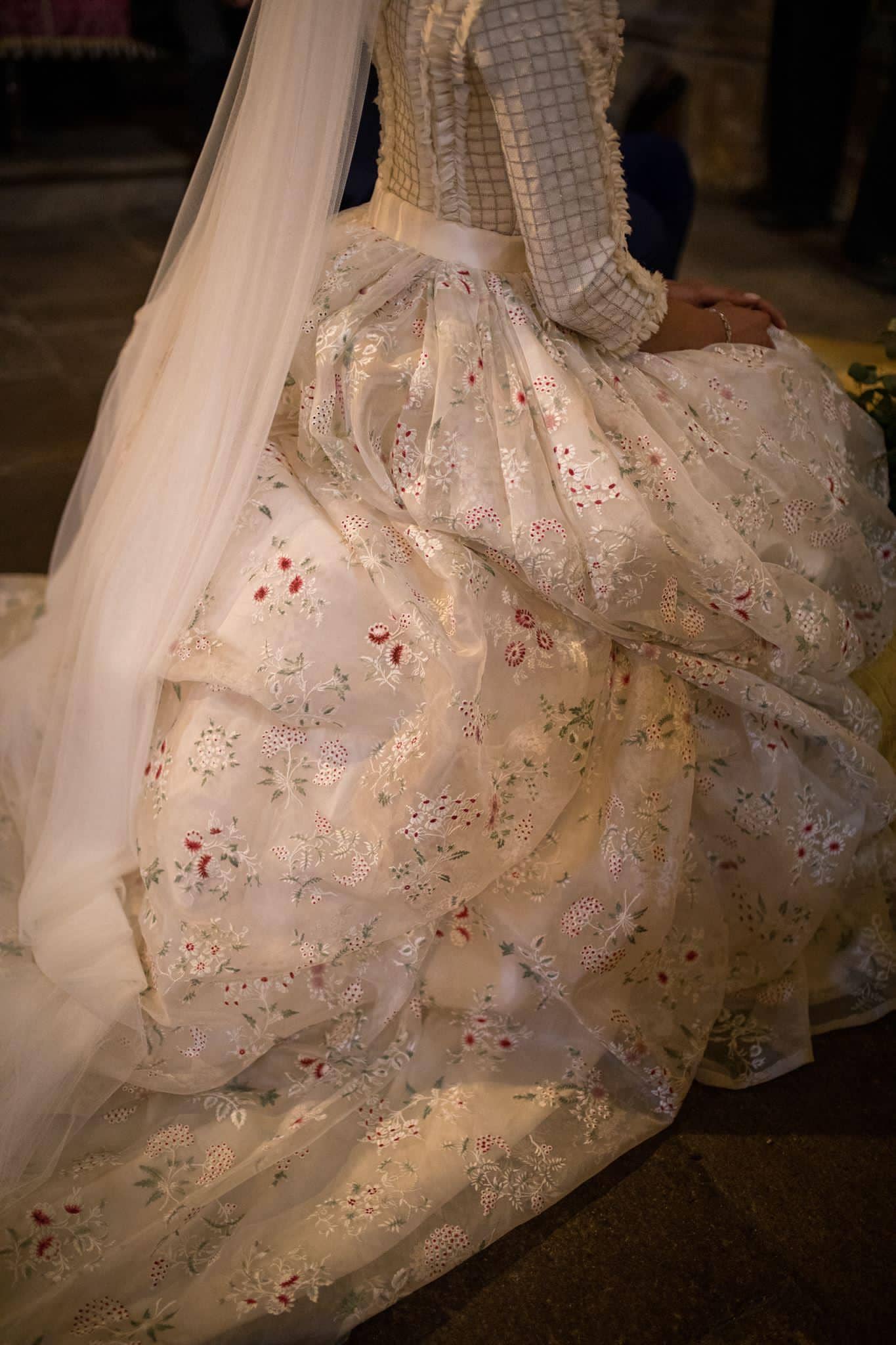 Vestido del atelier gallego Juana Rique con falda bordada y pintada a mano 