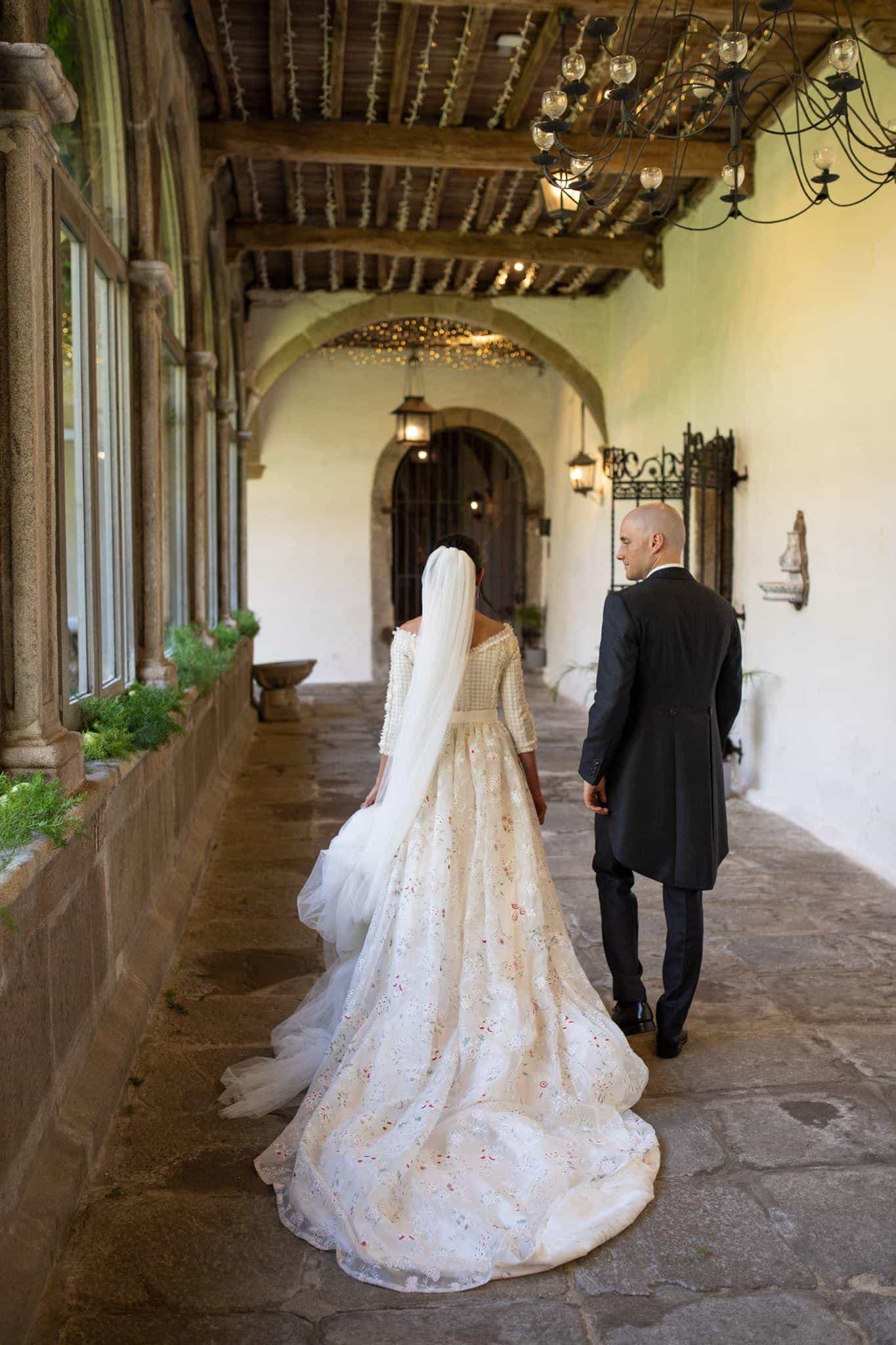 Novios en el interior del Pazo de San Lorenzo en Santiago de Compostela