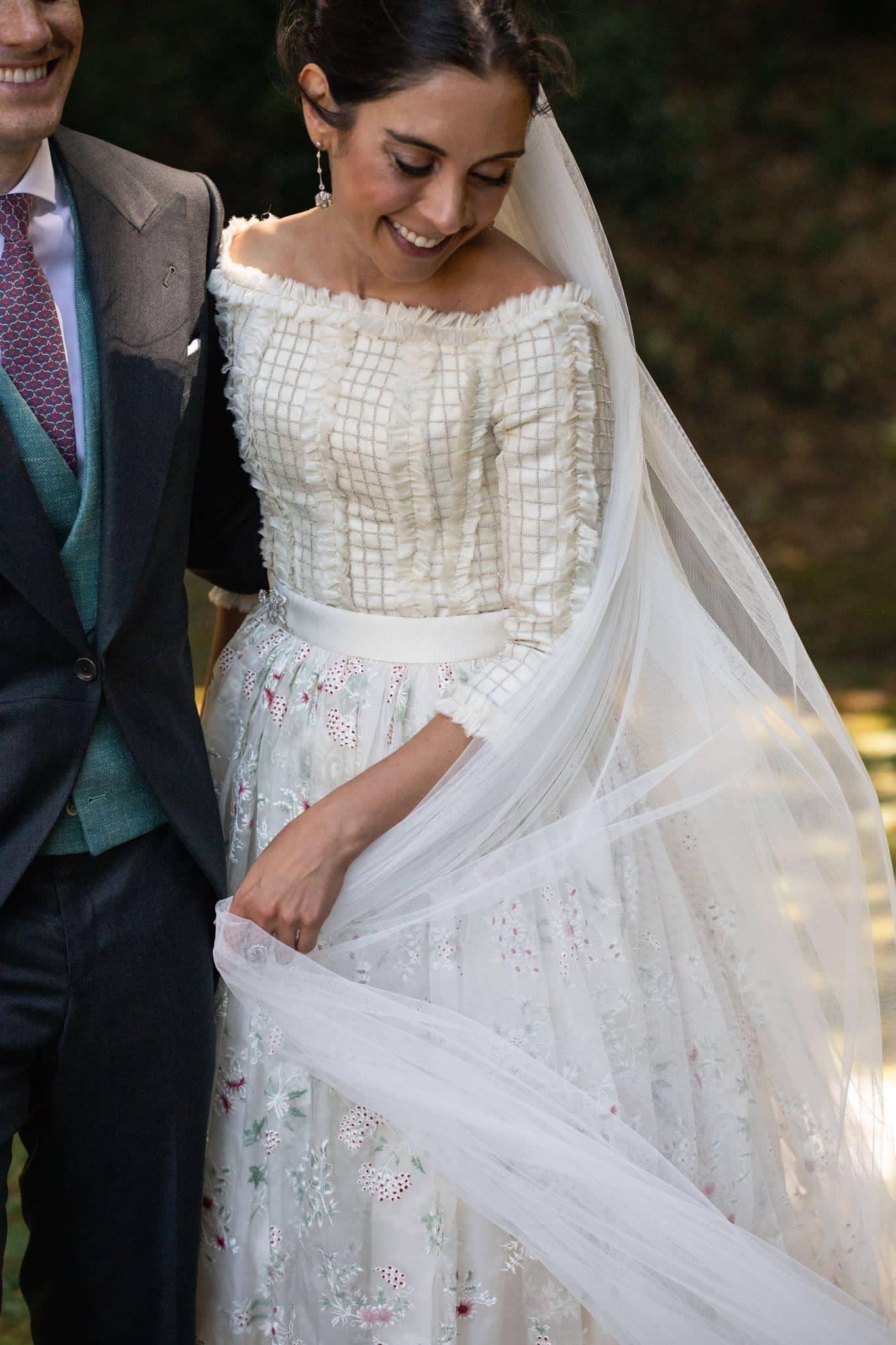 Elena con su vestido de novia y velo del atelier Juana Rique 