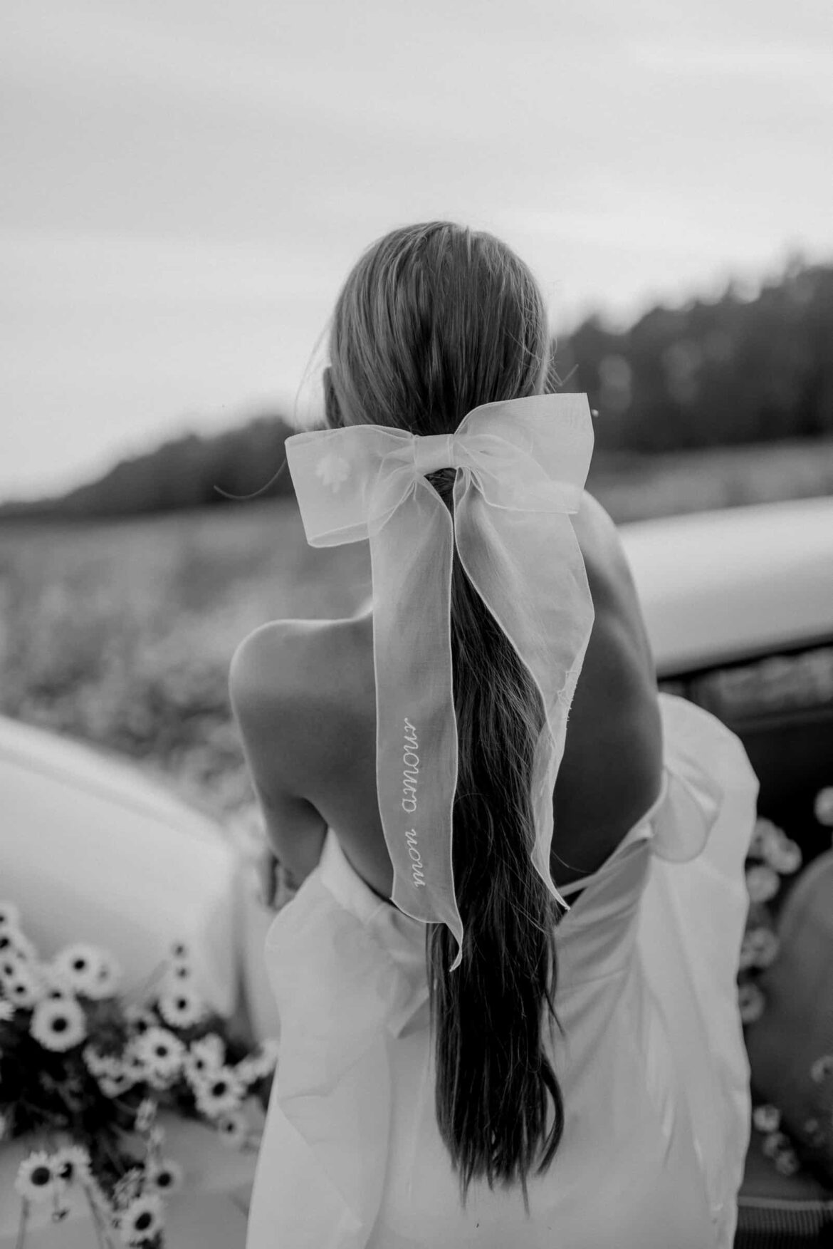 Boda campestre look para novia con coleta y lazo