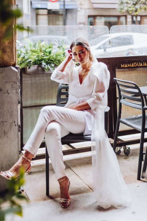 Novia con traje pantalón blanco