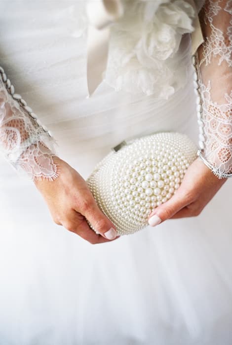 Novia con bolso de perlas