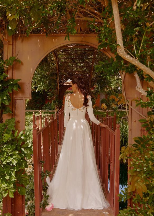 Vestido de novia bordado con flores de Oh qué luna 2021