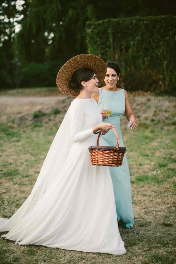 Una novia con pamela de rafia