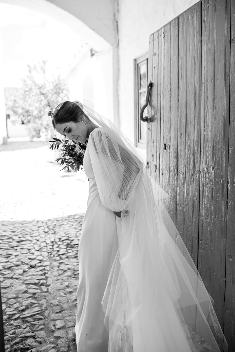 Blanca y su vestido de novia de Carmen Maza con mangas ablusadas