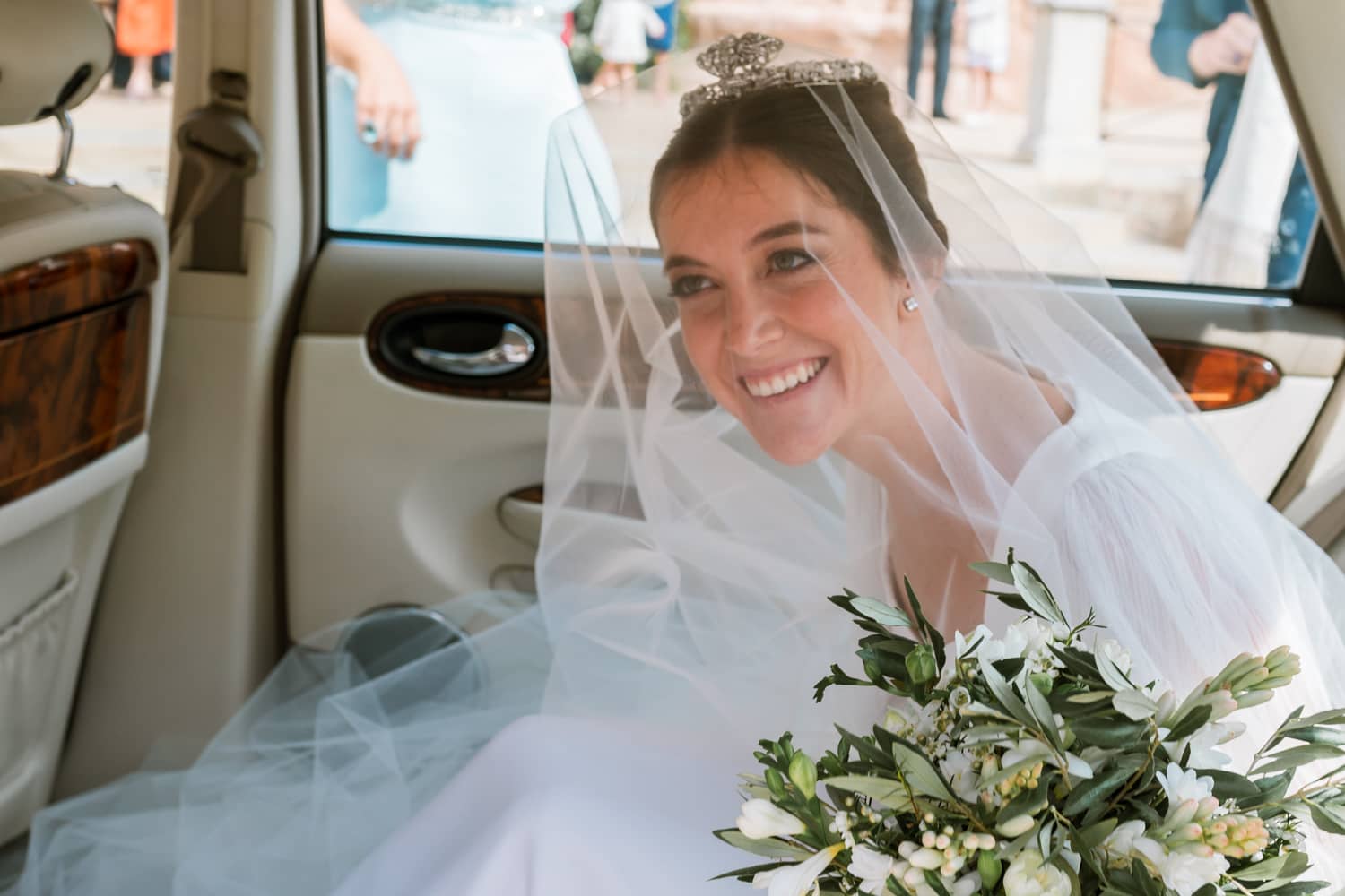 Novia velada con tiara y vestido de novia de Carmen Maza