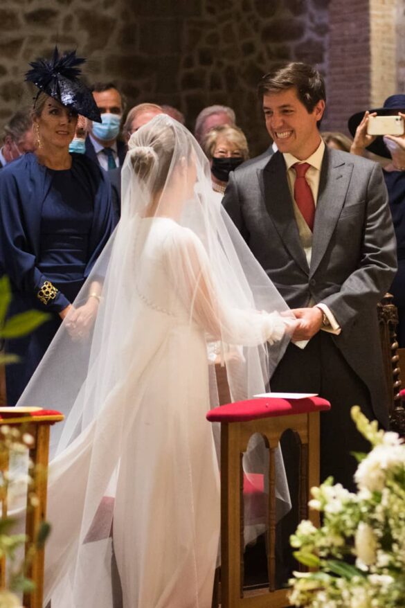 Blanca una novia velada con vestido de Carmen Maza